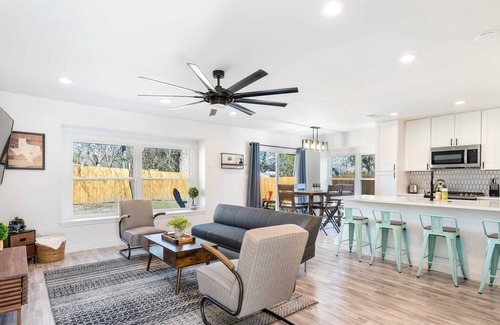 Franklin Park House | 5 BR, 10 min to DT, Sleeps 10, Pet Friendly