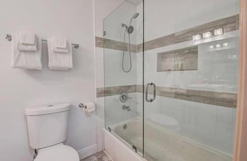 Boynton Beach House | 5 BR Mansion with Pool and non-heated Jacuzzi Games in Boynton Beach