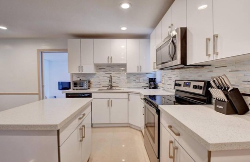 Boynton Beach House | 5 BR Mansion with Pool and non-heated Jacuzzi Games in Boynton Beach