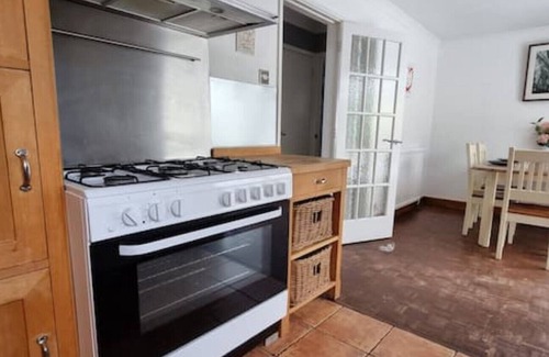 Waltham Cross House | 5 double beds in a detached house in Cheshunt with free parking.
