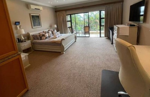 La Lucia House | 5 en-suite rooms, JoJo Tank Inverter, Fast free WiFi. Jacuzzi, Pool, Work Space.