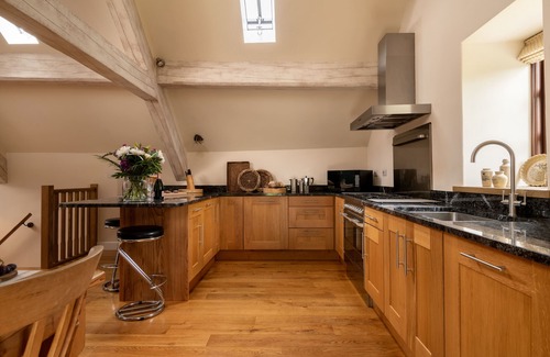 Cauldon Low House | 5⭐️ EXCEPTIONAL BARN, HOT TUB, LOG BURNER, SUPPER ON ARRIVAL, BREAKFAST INCLUDED