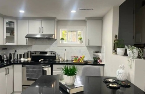 Malton House | 5 Km to Toronto Pearson Airport , Sleeps 4-6