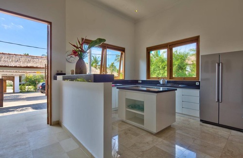 Gerokgak Villa | 5 * Luxury villa with swimming pool and Wifi, fantastic staff, beach accessible
