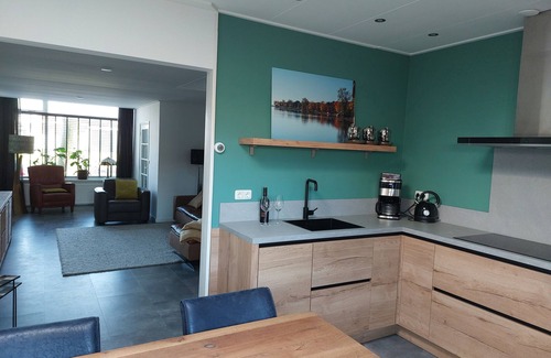 Den Helder House | 5 min. dike + Ferry Texel/10 min. beach. Canal house with shed four bicycles