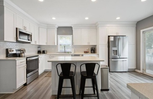 Buckroe Beach House | >5 min to beach | Laundry, WIFI, Parking, 30+ Days