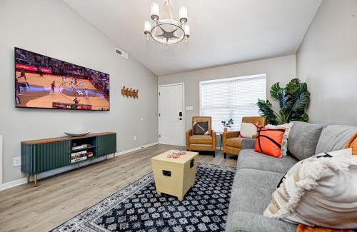 Westfield House | 5 min to Grand Park, Ranch Style Home with King Bed, FirePit, Ping Pong, & Fun Games