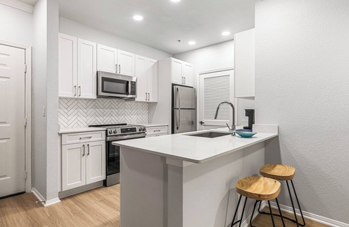 Valencia Apartment | 5 min to Six Flags Magic Mountain/Cozy 1BD Apartment/Community amenities