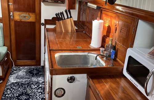 North Carolina Coast Boat Rental | 5 min walk to beach! Perfect for Families!Cheoy Lee Sailboat stay!Dog friendly!