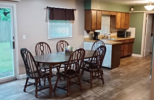 Muncie House | 5 min walk to BSU Campus - Quiet Neighborhood