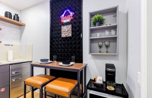 Coral Terrace Apartment | 5 mins to Coral Gables/Parking/Fast Wi-Fi/Laundry