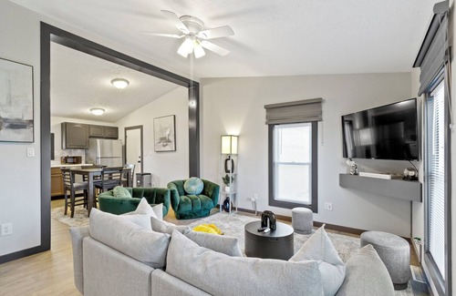 Westfield House | 5 mins to Grand Park, 15 mins to Ruoff, pet-friendly, peaceful environment!