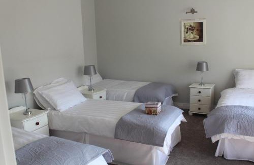 Cortober House | 5 mins walk to Carrick - Sleeps 12 - Off road parking - Modern house