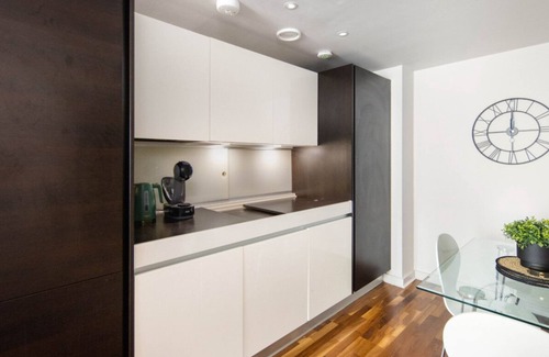 St Luke's Apartment | 5 Mins Walk to Moorgate | Tranquil City Retreat