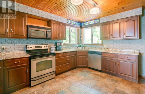 Port Colborne Cottage | 5 Minute to Whiskey Run Golf Course! Waterfront property- Hot tub + Sauna!