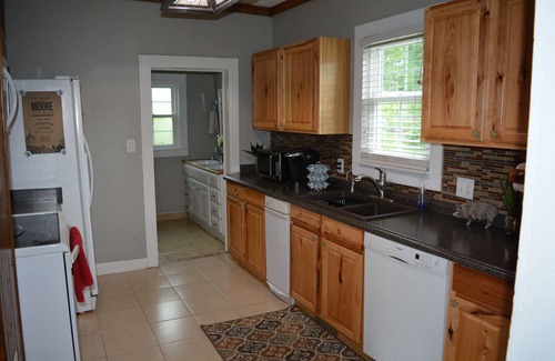 Lynchburg House | 5-minute walk to the Square or JD Distillery; 15-minute drive to Tim's Ford Lake