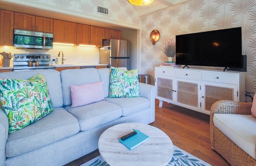 West Beach Village Villa | 5 Minute Walk to Beach! Screened Porch w/Forest Views, Wonderful Natural Light & Comfy Seating