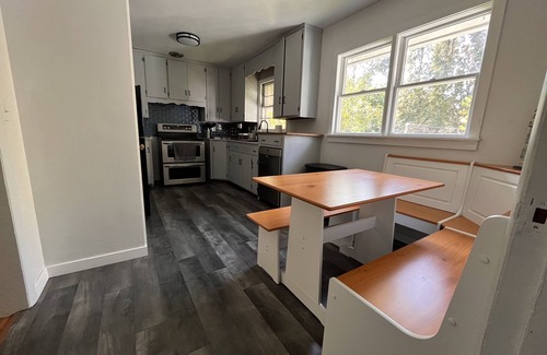 Monona House | 5 minutes to Lake! Close to bike trails! Comfy 3 bedroom