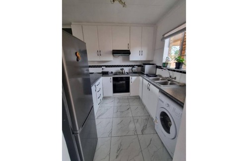 Centurion Apartment | 5 minutes to shops and malls
