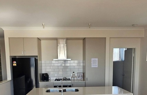 Alkimos House | 5 minutes walk to the beach! Alkimos Coastal 3 Bedroom Townhouse