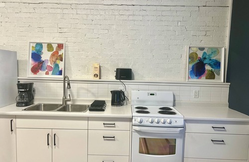 Hamilton House | 5 minutes walk to the Hamilton Airport! Spacious & Fully Private Basement Apt.
