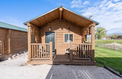 St. Charles Cabin | #5 Red Rock Cabin! Newly Remodeled! AC! Sleeps 4!