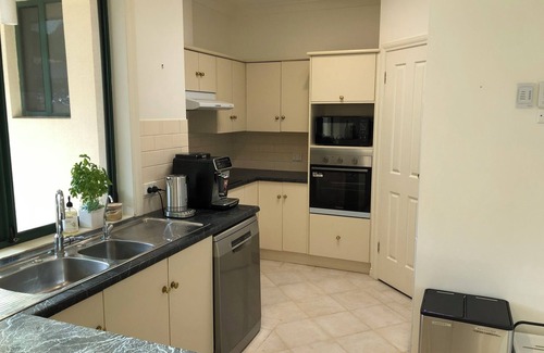 Brighton House | 5 Star Beachside Brighton- 3bed 1.5bath - easy access to surf, city & vines