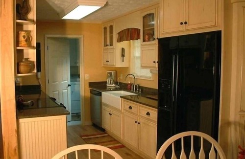 Ellijay Cabin | 5 Star Beauty, Cozy Elegance, Privacy and One Amazing Hot Tub Pavilion