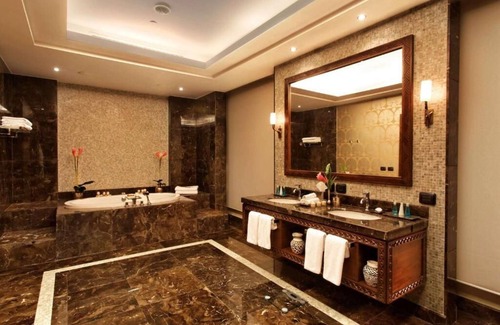 North Ridge Hotel | 5 star facility with great views, full kitchen, & strong Wi-Fi.n