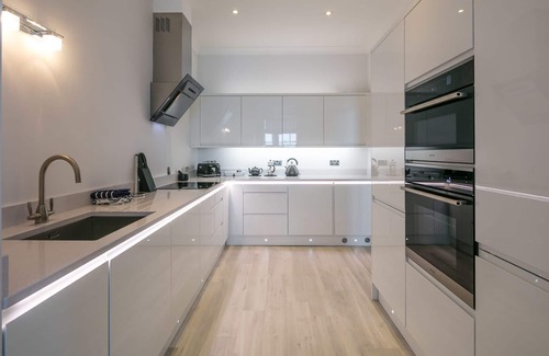 Tenby Apartment | 5 Star luxury, fabulous sea views, close to all shops and restaurants Apt 3