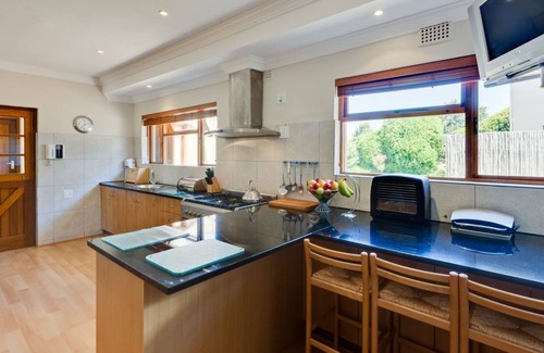Constantia House | 5 Star Luxury - Self Catering Accommodation - Constantia - 6 Double Bedrooms