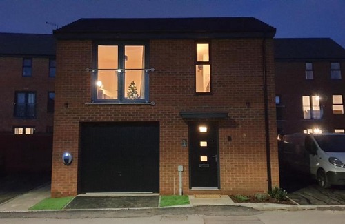Doncaster House | 5 Star Luxury Small Cosy House with Lake View