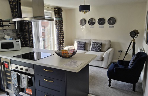 Doncaster House | 5 Star Luxury Small Cosy House with Lake View