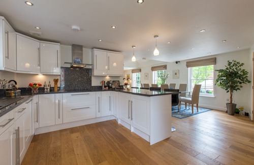 Bosham Cottage | 5-STAR LUXURY 'SPA-LIKE' COTTAGE RETREAT ON MILLSTREAM BY SEA in OLD BOSHAM