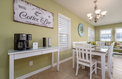 Sunset Island House | 5-Star*Sunset Island Townhouse, close to POOLS, Beach Chairs, FREE Linens/Towels