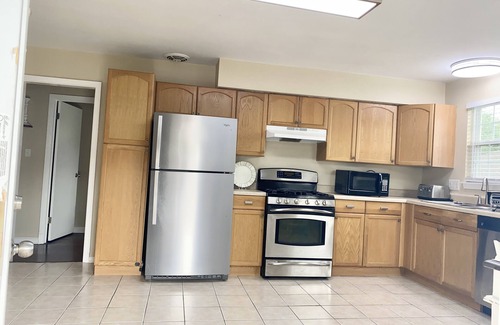 Lakeview Apartment | 5 Stars Very Safe. Clean & Comfy, Walkable Area