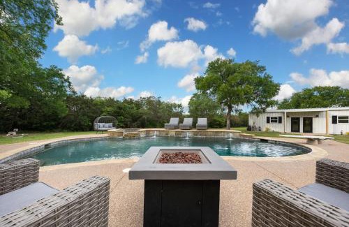 Glen Rose House | 50 Acre Countryside Haven With Hiking Trails, Fossils, Pickleball Court, Basketball, Arcade, In-Ground Trampoline, Pool and Jacuzzi residence