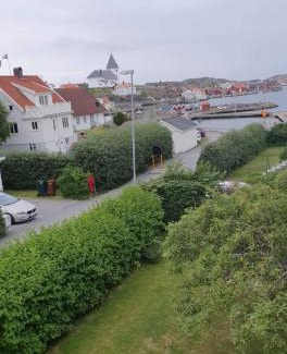 Skaerhamn Apartment | 50 m till bad i centrala Skärhamn