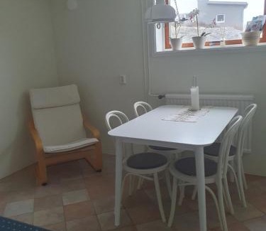 Skaerhamn Apartment | 50 m till bad i centrala Skärhamn