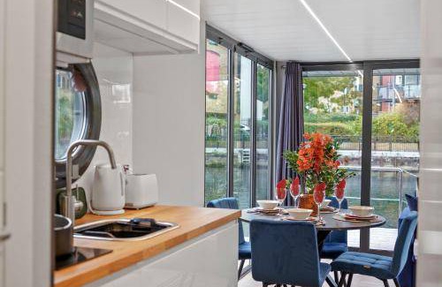 Canary Wharf Boat Rental | 50 m² Houseboat ∙ 2 bedrooms ∙ 6 guests