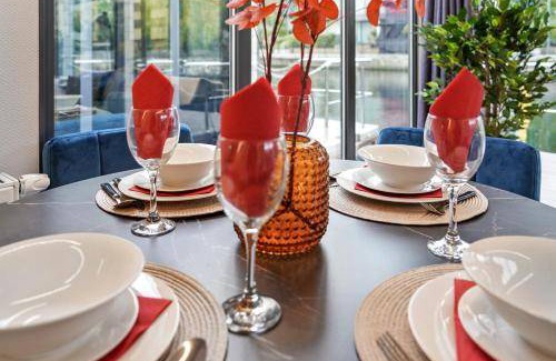 Canary Wharf Boat Rental | 50 m² Houseboat ∙ 2 bedrooms ∙ 6 guests