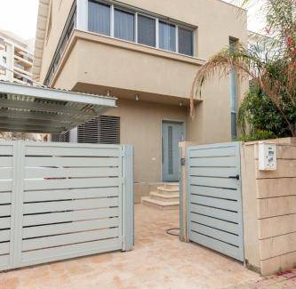 Rishon LeTsiyon Villa | 500 m² Villa ∙ 5 bedrooms ∙ 16 guests