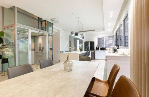Rishon LeTsiyon Villa | 500 m² Villa ∙ 5 bedrooms ∙ 16 guests