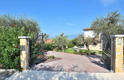 Cisano Villa | 500 m² Villa ∙ 4 bedrooms ∙ 8 guests