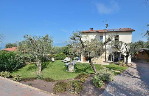 Cisano Villa | 500 m² Villa ∙ 4 bedrooms ∙ 8 guests