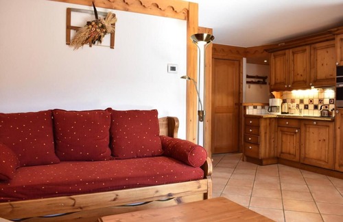Meribel Village Apartment | 50m from ski slopes, 2nd floor, swimming pool, balcony, tv, ski locker, 44m², Méribel