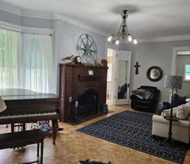 Richland Center Ski Chalet | 512 Maon House Bed and Breakfast
