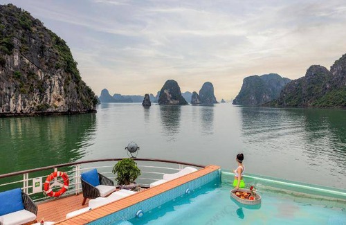 Ha Long Boat Rental | 52 m² Houseboat ∙ 2 bedrooms ∙ 4 guests