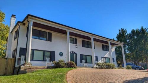 Seminary Hill House | 5300sqft Home 10 Mins to Washington DC Sleeps 20