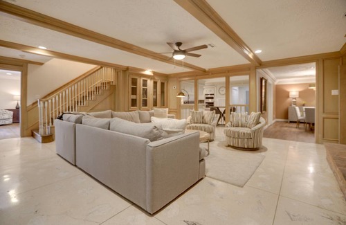 Braeswood Place House | 548 m² House ∙ 5 bedrooms ∙ 15 guests